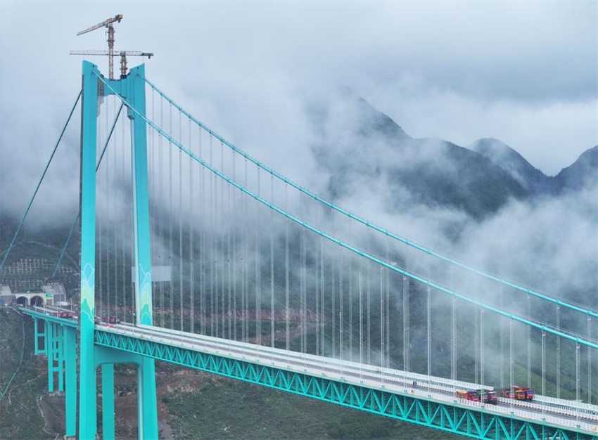 Ponte mais alta do mundo pronta para teste de carga em Guizhou, sudoeste da China