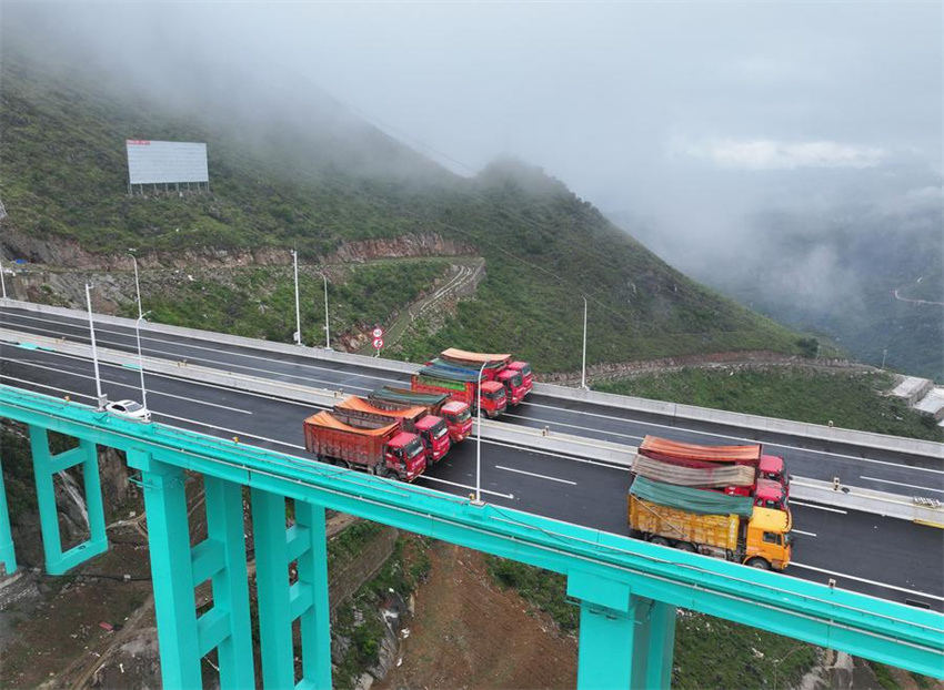 Ponte mais alta do mundo pronta para teste de carga em Guizhou, sudoeste da China