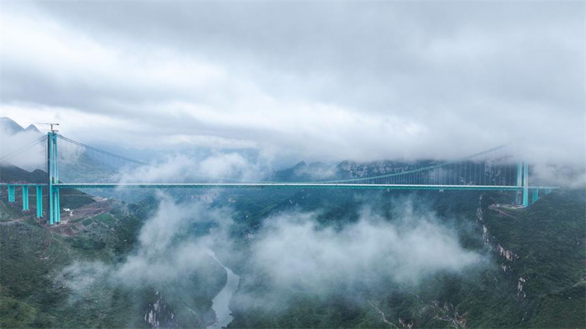 Ponte mais alta do mundo pronta para teste de carga em Guizhou, sudoeste da China