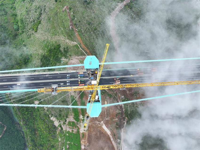 Ponte mais alta do mundo pronta para teste de carga em Guizhou, sudoeste da China