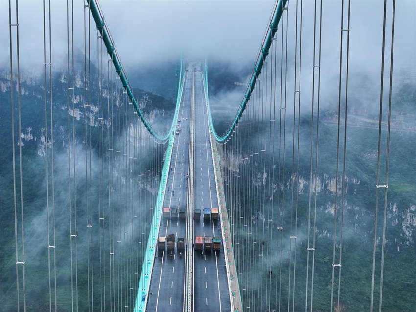 Ponte mais alta do mundo pronta para teste de carga em Guizhou, sudoeste da China