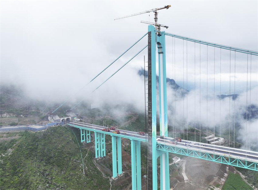 Ponte mais alta do mundo pronta para teste de carga em Guizhou, sudoeste da China