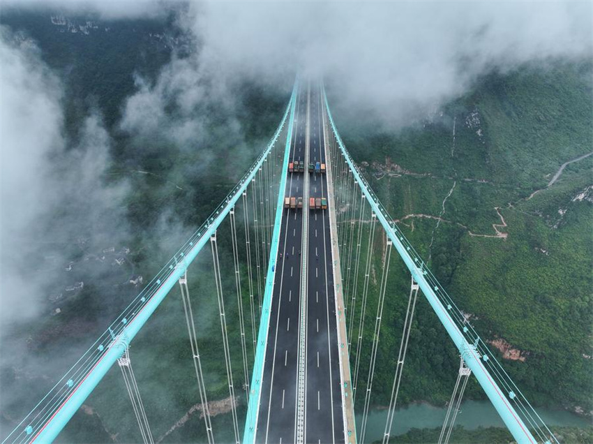 Ponte mais alta do mundo pronta para teste de carga em Guizhou, sudoeste da China