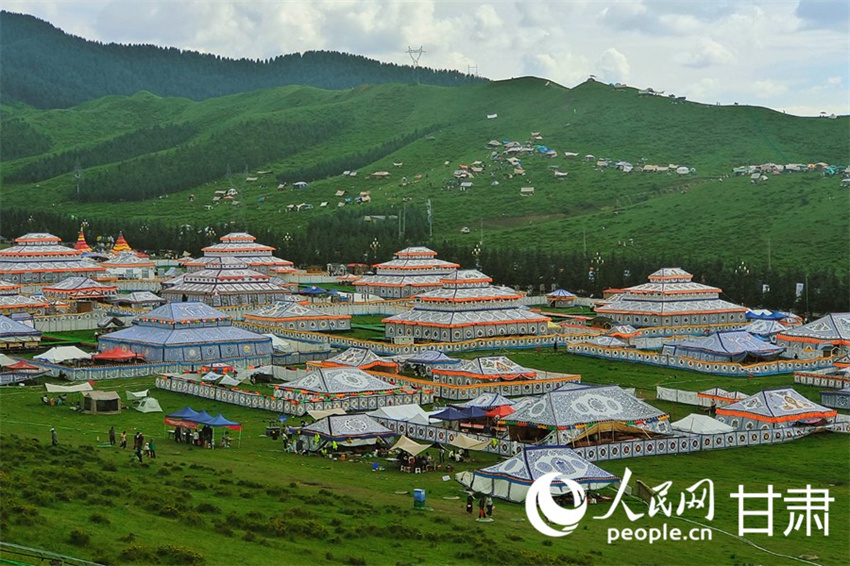 Galeria: paisagens idílicas de pastagens atraem turistas em Gansu