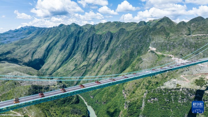 Ponte mais alta do mundo completa teste de carga na Província de Guizhou, sudoeste da China