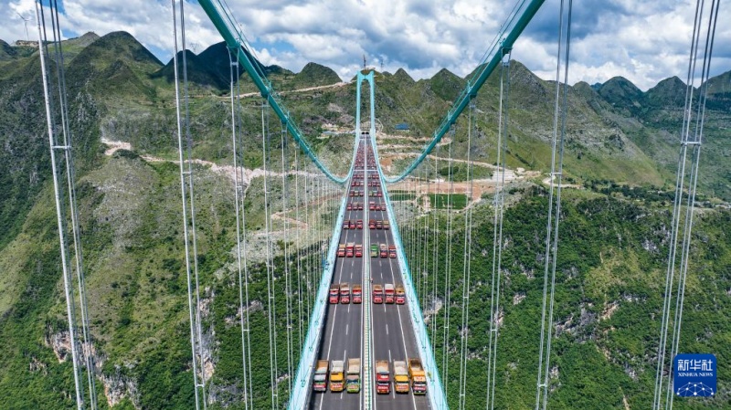Ponte mais alta do mundo completa teste de carga na Província de Guizhou, sudoeste da China