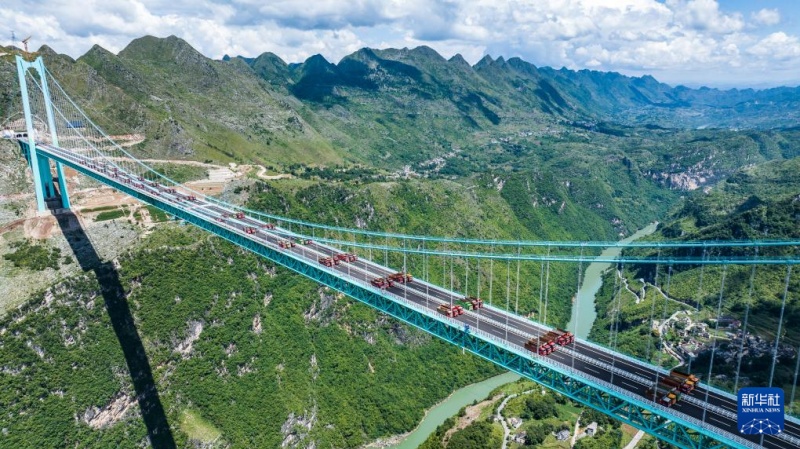 Ponte mais alta do mundo completa teste de carga na Província de Guizhou, sudoeste da China
