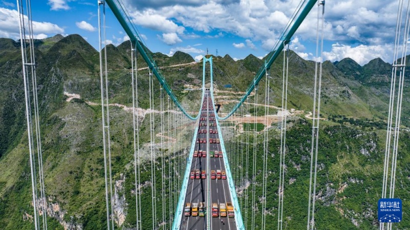Ponte mais alta do mundo completa teste de carga na Província de Guizhou, sudoeste da China