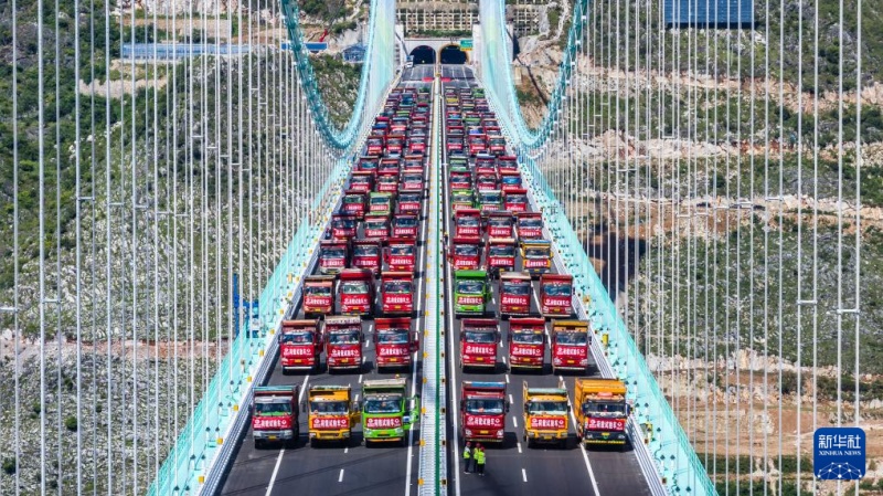 Ponte mais alta do mundo completa teste de carga na Província de Guizhou, sudoeste da China