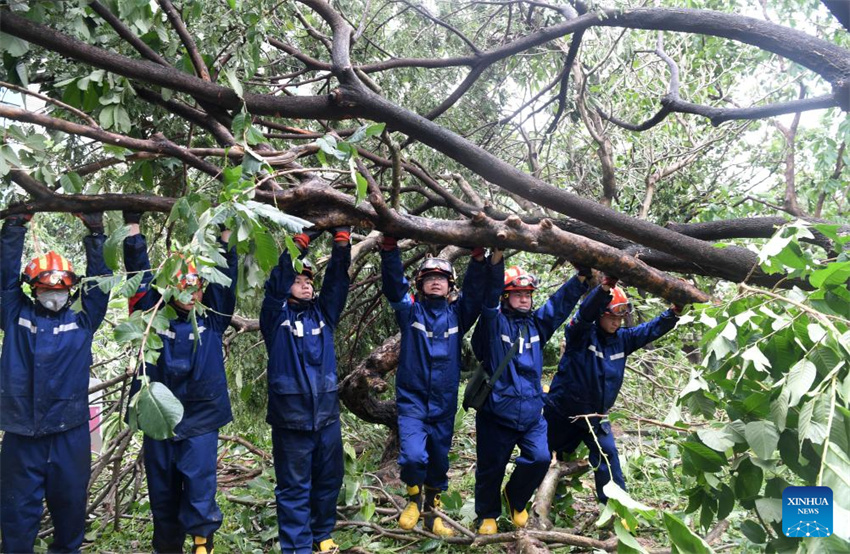 Tuf?o Kajiki passa por província de Hainan afetando mais de 100.000 pessoas