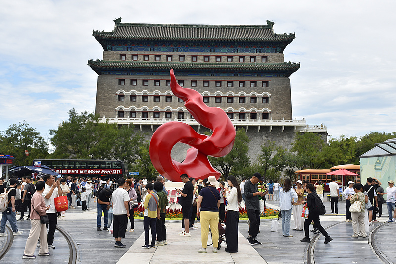 Escultura temática do 80o aniversário da Vitória da Guerra de Resistência contra a Agress?o Japonesa inaugurada no Eixo Central de Beijing