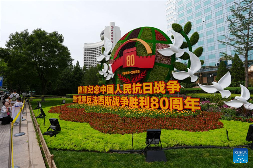 Exibi??es florais enfeitam Beijing antes do desfile do Dia da Vitória