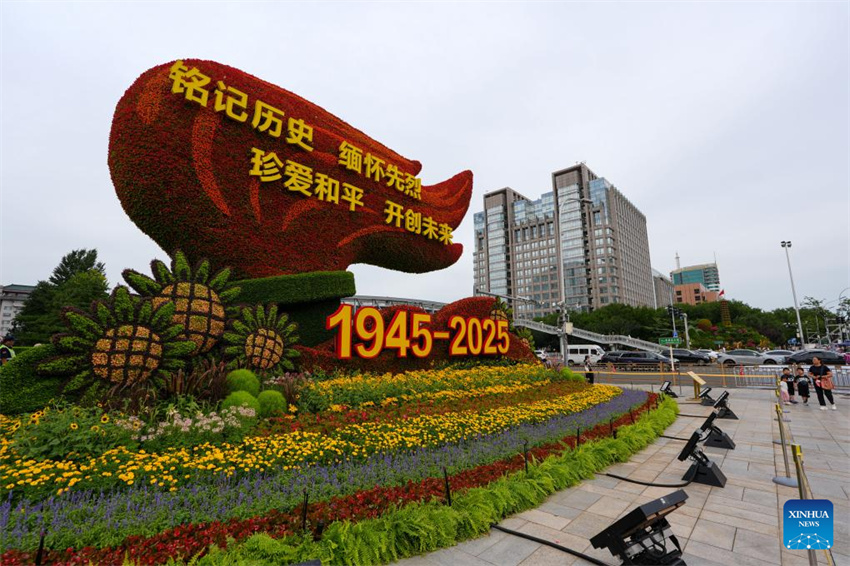 Exibi??es florais enfeitam Beijing antes do desfile do Dia da Vitória