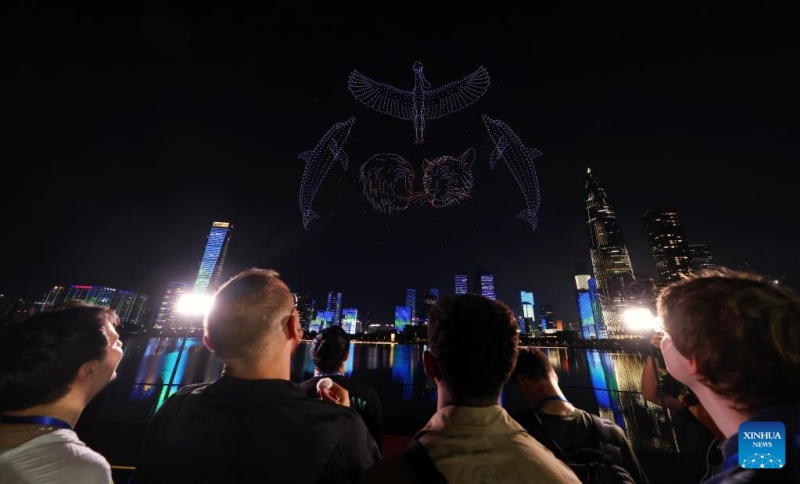 Show de drones marca 45o aniversário de Shenzhen