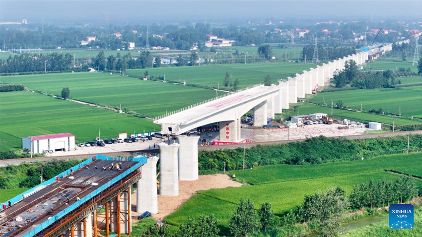 Viga em T ajustada na ponte superimportante do Rio Shuhe, no norte da China