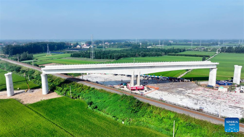 Viga em T ajustada na ponte superimportante do Rio Shuhe, no norte da China