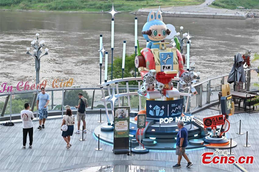 Mecha gigante Labubu estreia em Chongqing