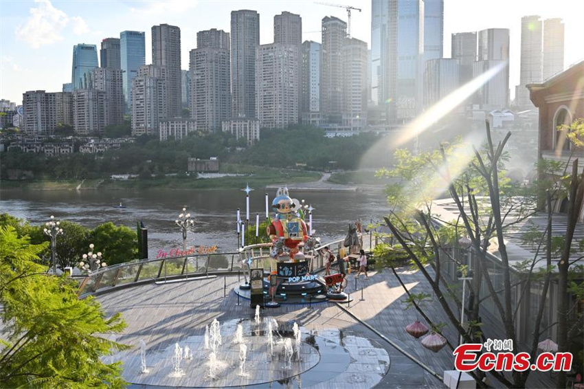 Mecha gigante Labubu estreia em Chongqing