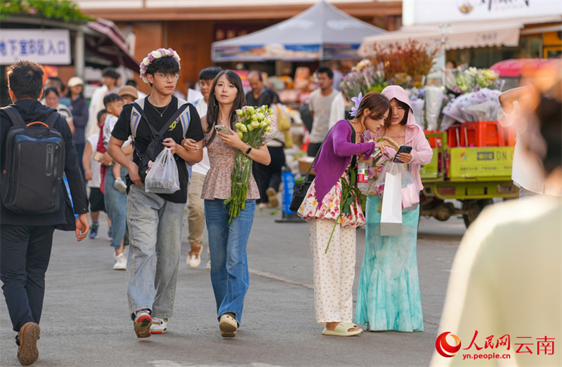 Yunnan: comemora??es do Festival Qixi aquecem mercado de flores em Kunming