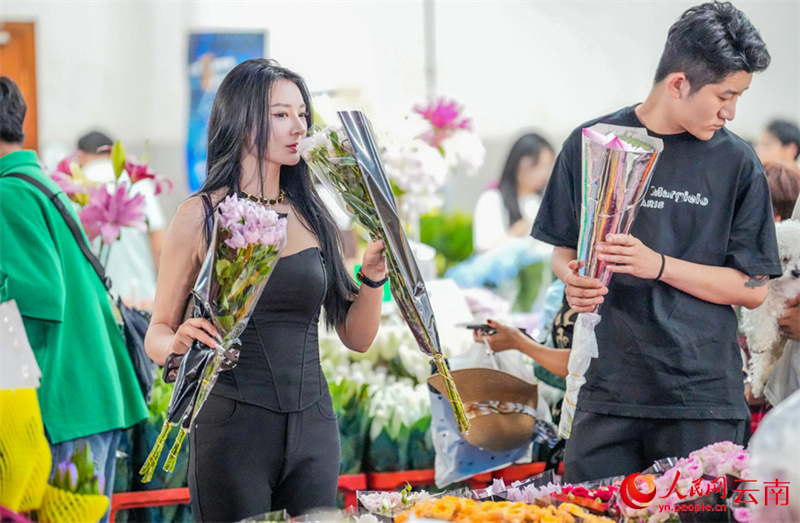 Yunnan: comemora??es do Festival Qixi aquecem mercado de flores em Kunming