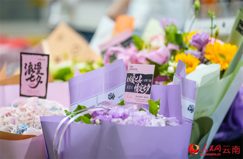 Yunnan: comemora??es do Festival Qixi aquecem mercado de flores em Kunming