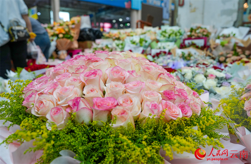 Yunnan: comemora??es do Festival Qixi aquecem mercado de flores em Kunming