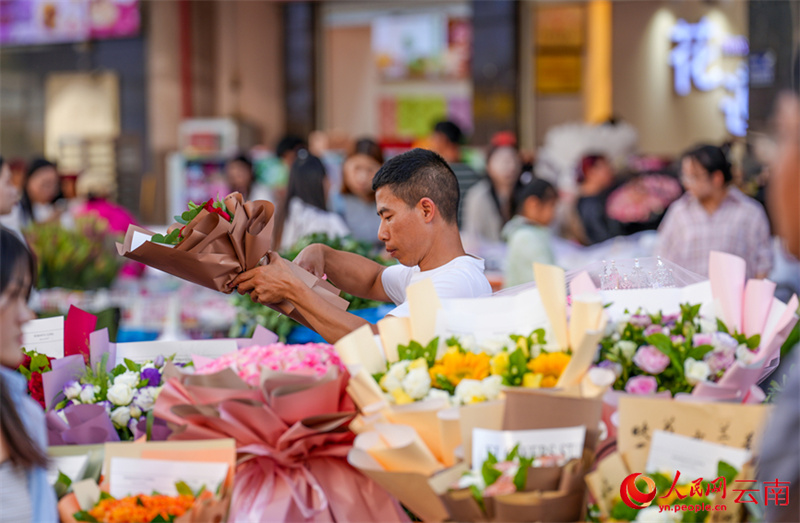 Yunnan: comemora??es do Festival Qixi aquecem mercado de flores em Kunming