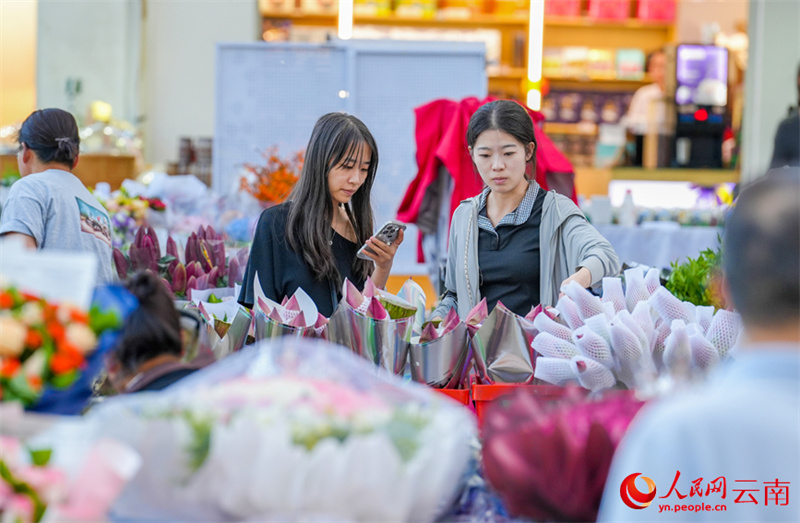 Yunnan: comemora??es do Festival Qixi aquecem mercado de flores em Kunming