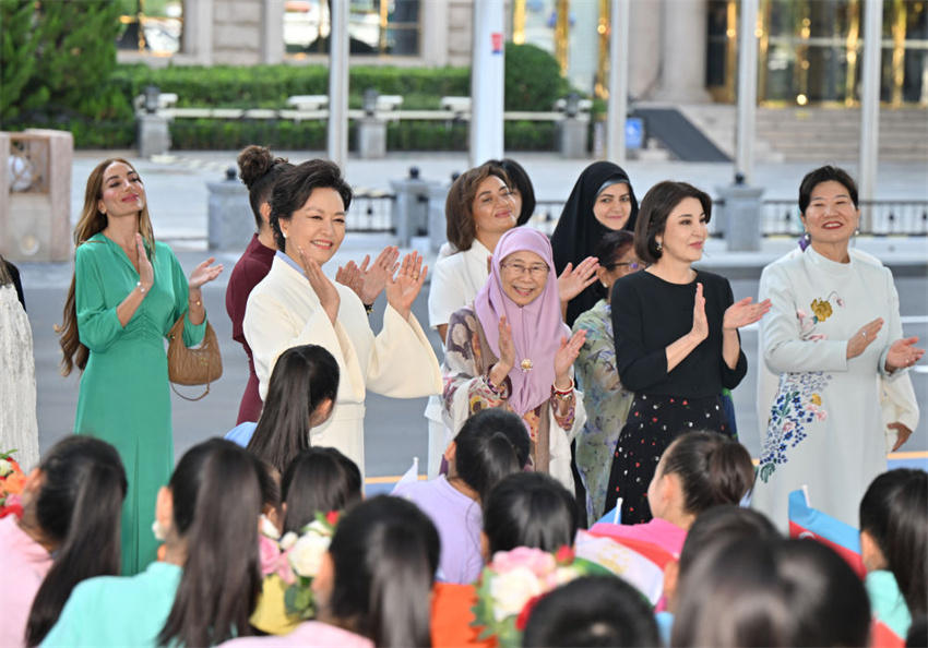 Peng Liyuan e c?njuges de líderes estrangeiros participantes da cúpula da OCS realizam passeio em Tianjin
