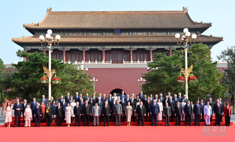 Xi Jinping cumprimenta chefes de delega??es estrangeiras para participar das comemora??es do Dia da Vitória