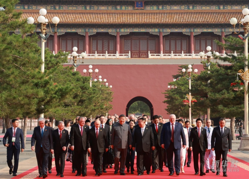 Xi Jinping cumprimenta chefes de delega??es estrangeiras para participar das comemora??es do Dia da Vitória