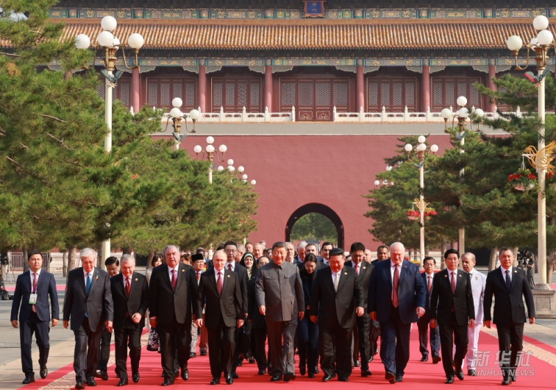 Xi Jinping cumprimenta chefes de delega??es estrangeiras para participar das comemora??es do Dia da Vitória