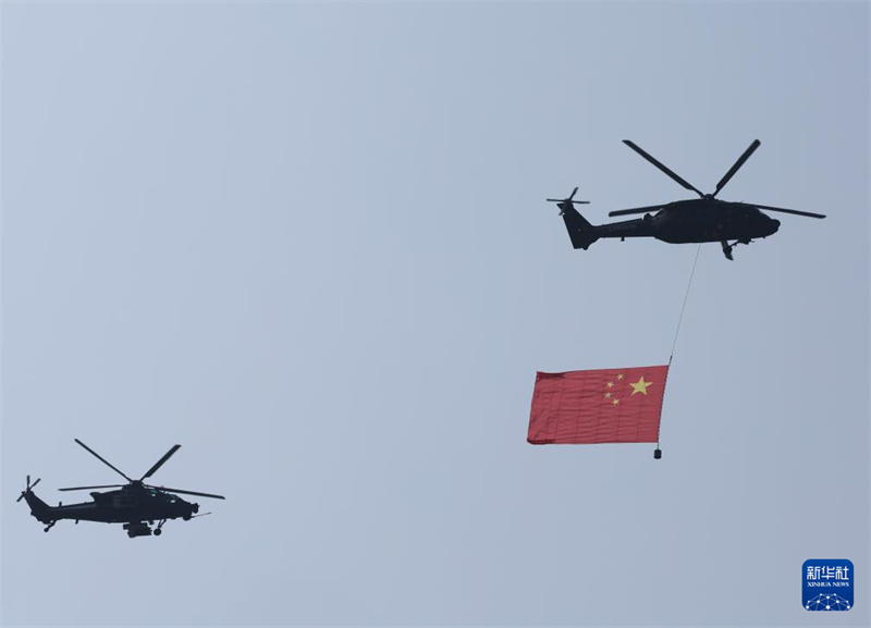 Marcha do desfile militar do Dia da Vitória da China come?a com esquadr?o de guarda de bandeiras sobrevoando Pra?a Tian'anmen