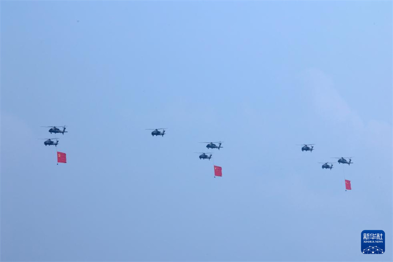 Marcha do desfile militar do Dia da Vitória da China come?a com esquadr?o de guarda de bandeiras sobrevoando Pra?a Tian'anmen