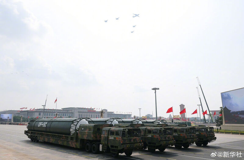 China exibe mísseis nucleares com alcance global em desfile