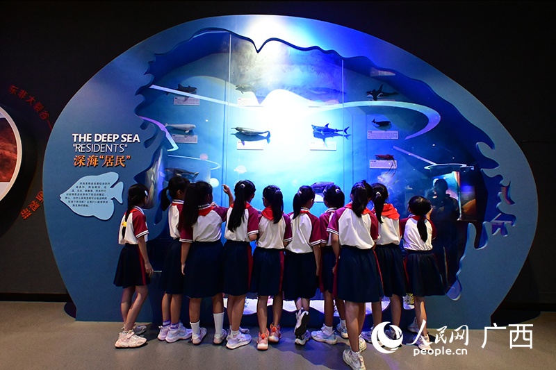 China: primeira aula do novo ano letivo com “novo colega” IA