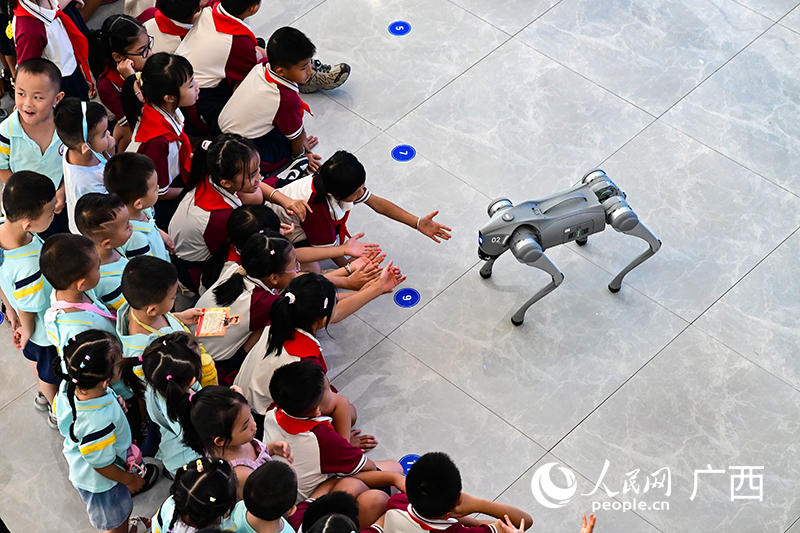 China: primeira aula do novo ano letivo com “novo colega” IA