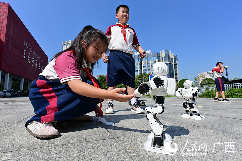 China: primeira aula do novo ano letivo com “novo colega” IA