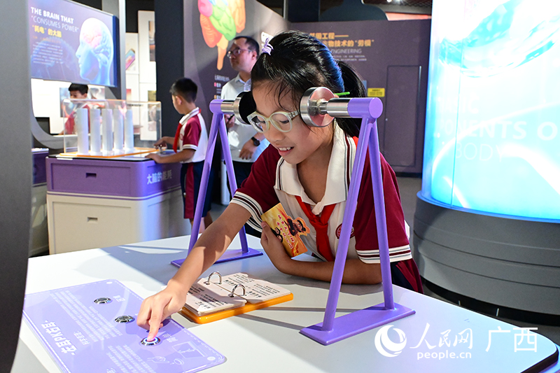 China: primeira aula do novo ano letivo com “novo colega” IA