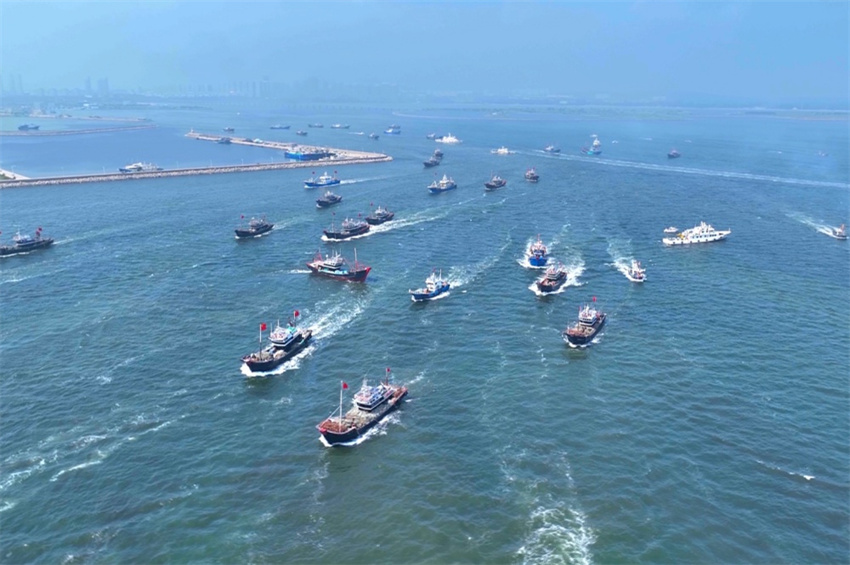 Mais de 100 barcos pesqueiros rumam para temporada de pesca no mar em Liaoning, no nordeste da China