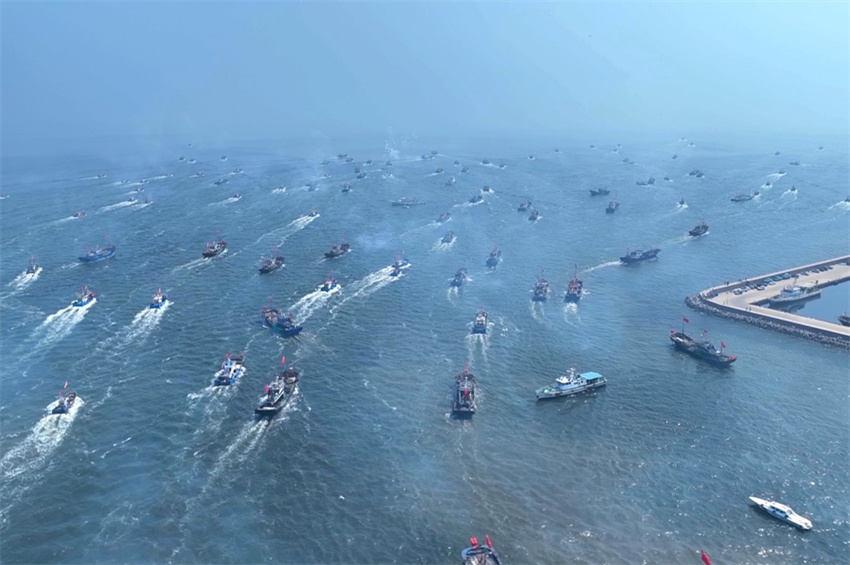 Mais de 100 barcos pesqueiros rumam para temporada de pesca no mar em Liaoning, no nordeste da China