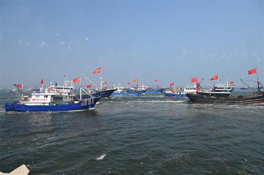 Mais de 100 barcos pesqueiros rumam para temporada de pesca no mar em Liaoning, no nordeste da China