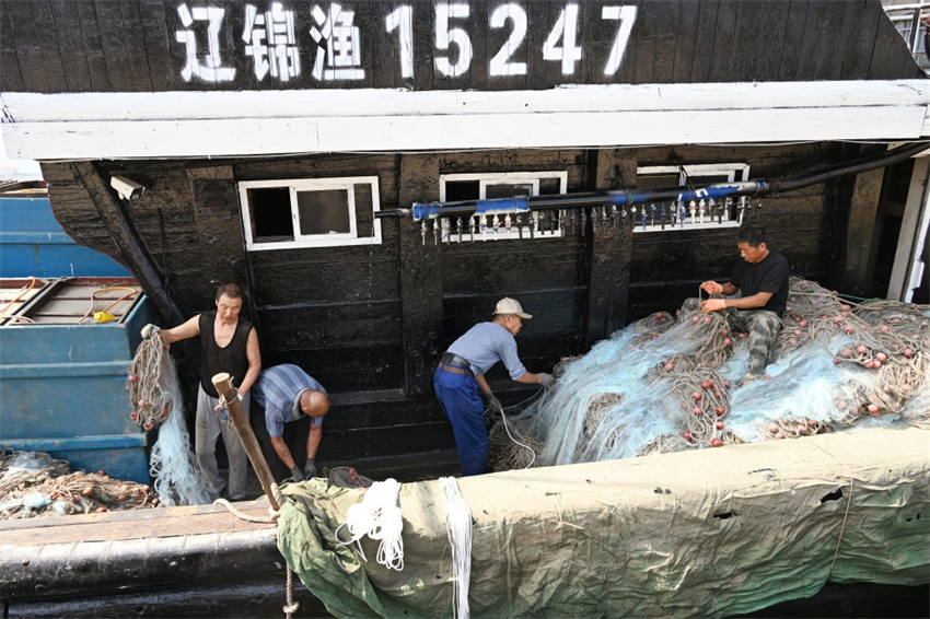 Mais de 100 barcos pesqueiros rumam para temporada de pesca no mar em Liaoning, no nordeste da China