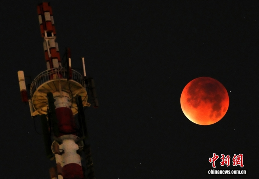Galeria: “Lua de Sangue” durante eclipse lunar na China