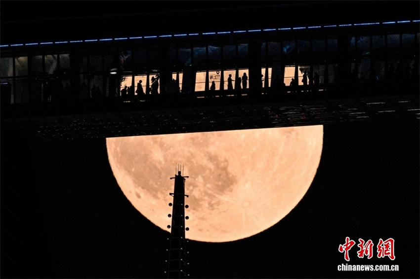 Galeria: “Lua de Sangue” durante eclipse lunar na China