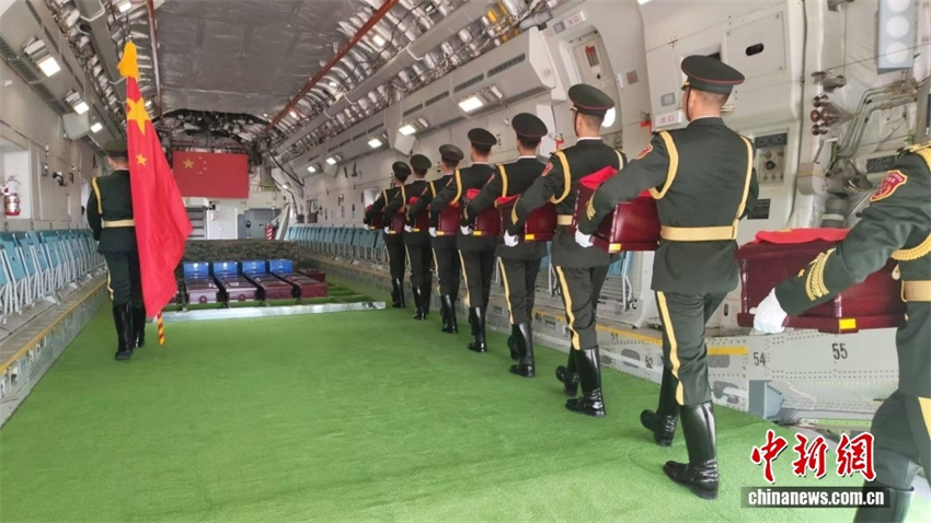 Restos mortais de 30 mártires chineses na Guerra da Coreia retornam à terra natal vindos da Coreia do Sul