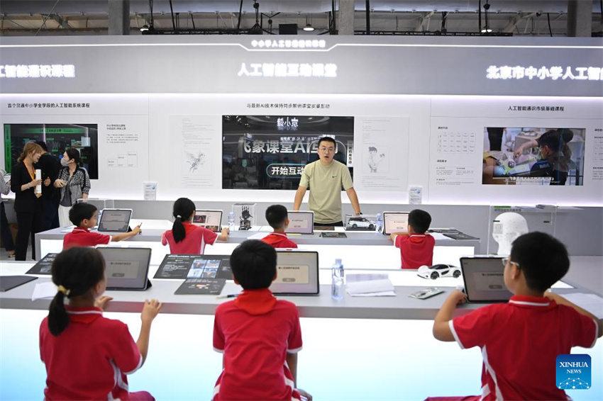 Produtos de alta tecnologia expostos na CIFTIS em Beijing