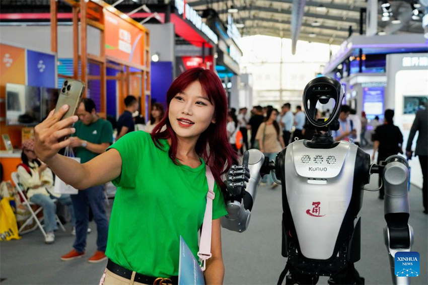 Produtos de alta tecnologia expostos na CIFTIS em Beijing