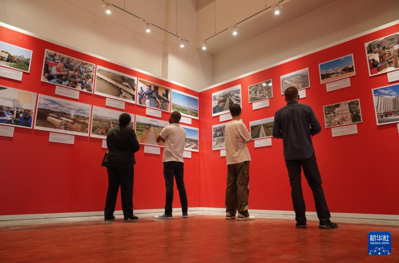 Exposi??o fotográfica realizada em Maputo para marcar 50o aniversário das rela??es diplomáticas China-Mo?ambique