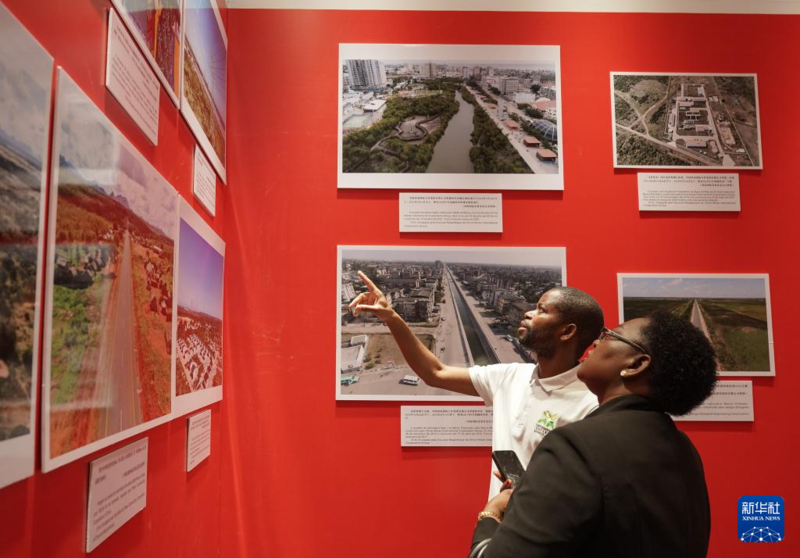 Exposi??o fotográfica realizada em Maputo para marcar 50o aniversário das rela??es diplomáticas China-Mo?ambique